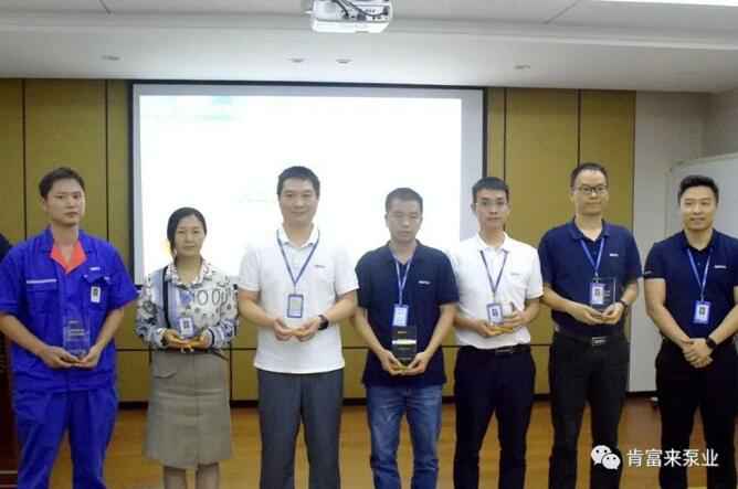 九游·网站入口-九游(中国)陈迪总经理为突出贡献团队代表颁奖